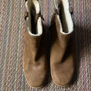 LIKE NEW UGG Australia tan sheepskin size 9 heel 1 1/2 inch great for winter